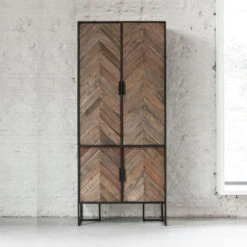 Zwarte Kast Met Visgraat Deuren